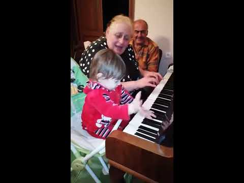 მარიკა ბებია თეკლას ასწავლის პიანინოზე დაკვრას. 15.10.2018